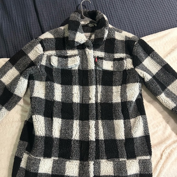 Levi's Women's Oversized Long Sherpa Trucker Jacket - Picture 2 of 4